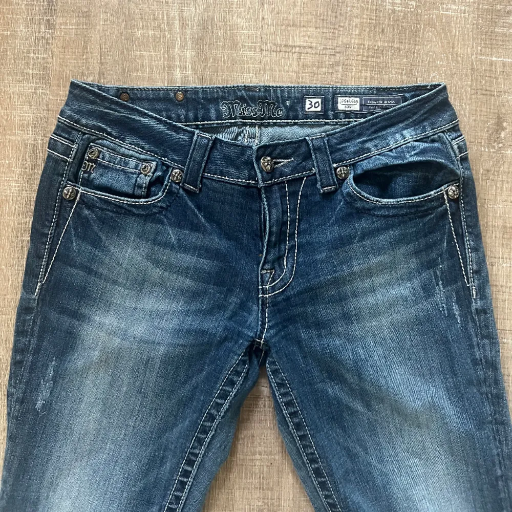 Supercoola vintage bootcut jeans med detaljer på fickorna. Köpta vintage i USA. Skulle säga att det är ungefär en storlek 38. W30, Längd står ej men är väldigt långa!   Ca 40cm i midjemått Ca 85cm i innerbenslängd . Jeans & Byxor.