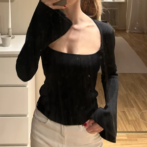 Topp  - Inget tecken på användning. Topp med vida ärmar och stor urringning. Passar även XS.