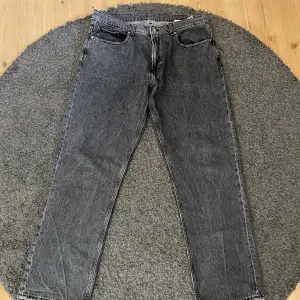 Jeans i loose fit från vailent köpt på carlings. Storlek xl och sitter som 36 ungefär. Använt fåtal gånger