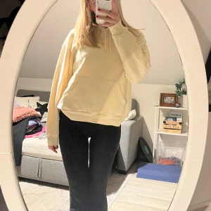 Söt gul hoodie - Säljer denna söta och väldigt bekväma hoodien från Monki då det tyvärr inte kommer till användning längre 💛Väldigt bra skick 💛Storlekslappen är borta men den sitter bra på mig som brukar bära S och M 🧚🏼‍♀️