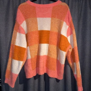 Stickad tröja  - En somrig stickad tröja från ginatricot i storlek L. 