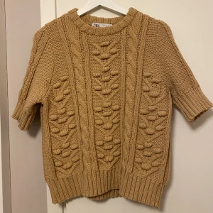 Stickad tröja från Zara - Stickad tröja från Zara i storlek S