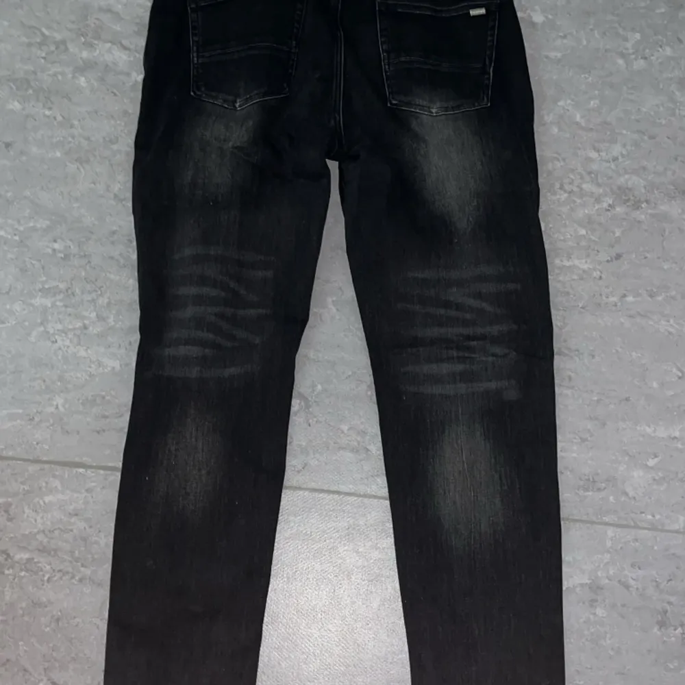 Säljer svarta amiri jeans bra skick, använda 2-3 ggr storlek 36 pris kan diskuteras . Jeans & Byxor.