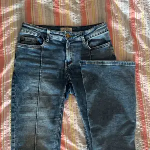 Ett par bootcut lowrise jeans från Lindex som tyvärr har blivit för små för min lillasyster men annars är i gott skick. Nypris 400kr