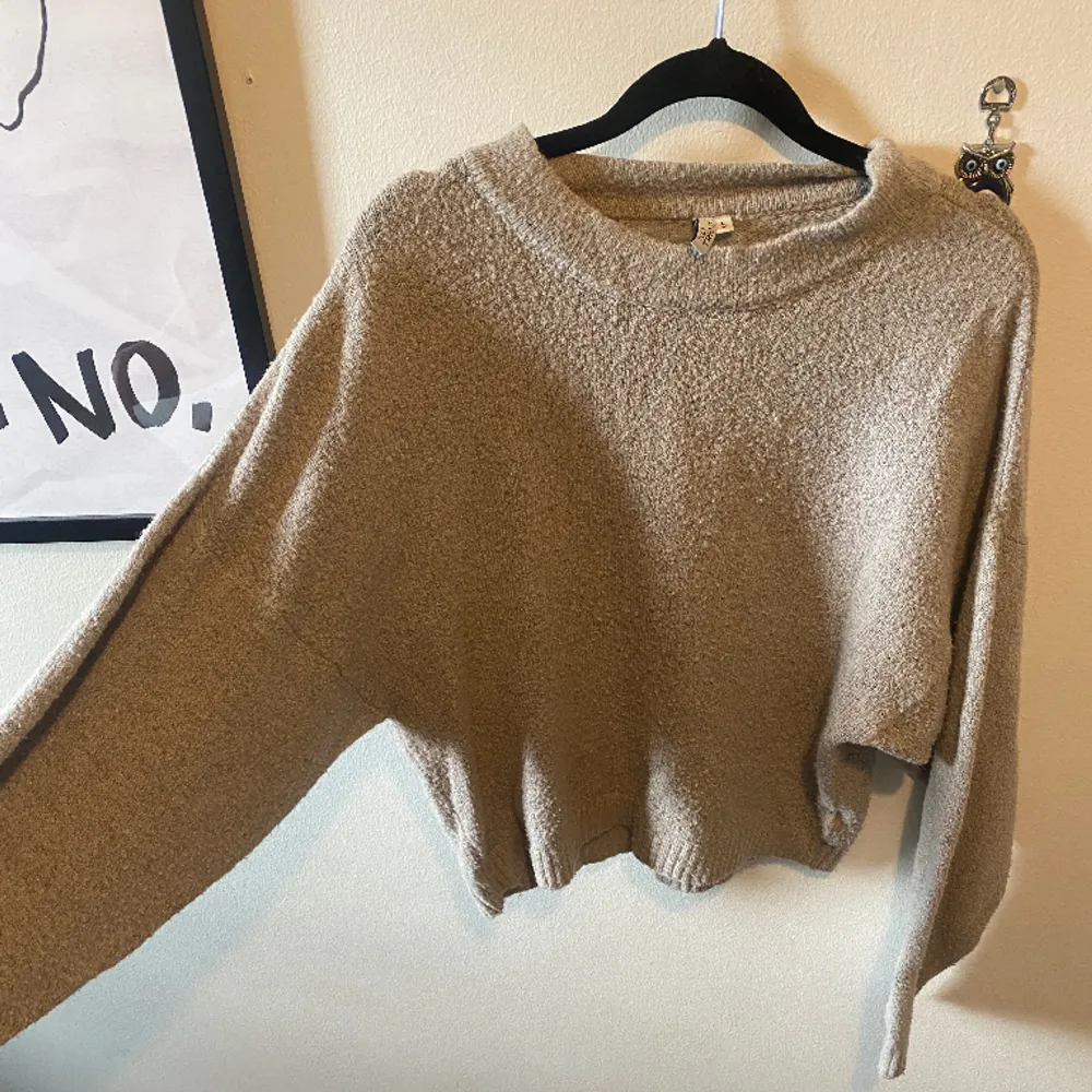 Stickad tröja från nelly använd en gång💋 nypris 299:- (priset kan sänkas vid snabb affär). Stickat.