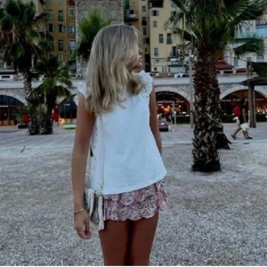 Zara kjol  - Så söt kjol från zara. Den har inbyggda shorts villket är jättebra💞💞liknar den på bild 1!