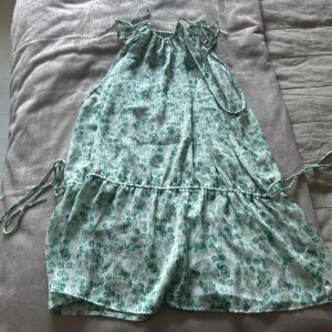 Grön topp💚 - Grön sommar topp💚 Bra kvalité med snörning i midjan!