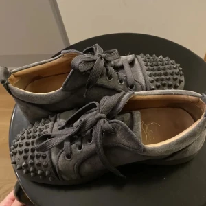 Louboutin skor - Återpublicerar! Strl 37, saknas en spik annars gott skick