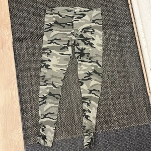 Militärtights - Tights med militärmönster. Tightsen har ”scrunchie” längst ned vid anklarna. Superfina!