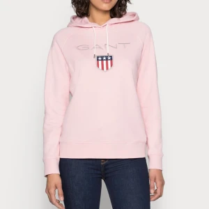 Gant hoodie  - Ljusrosa gant hoodie i stolek s, använd men inte några fläckar eller hål🤍den har luva och den är super skön🤍säljer för 200kr nypris: runt 1400kr, kom privat för mer info osv🤍🤍 pris kan diskuteras 