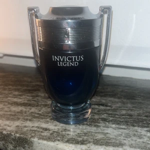 Paco Rabanne invictus legend tester, ≈70ml - Fräsch sommar doft ifrån Paco Rabanne som inte säljs alls längre, detta är en tester men luktar såklart exakt likadant som en vanlig bara att den är använd i butik också
