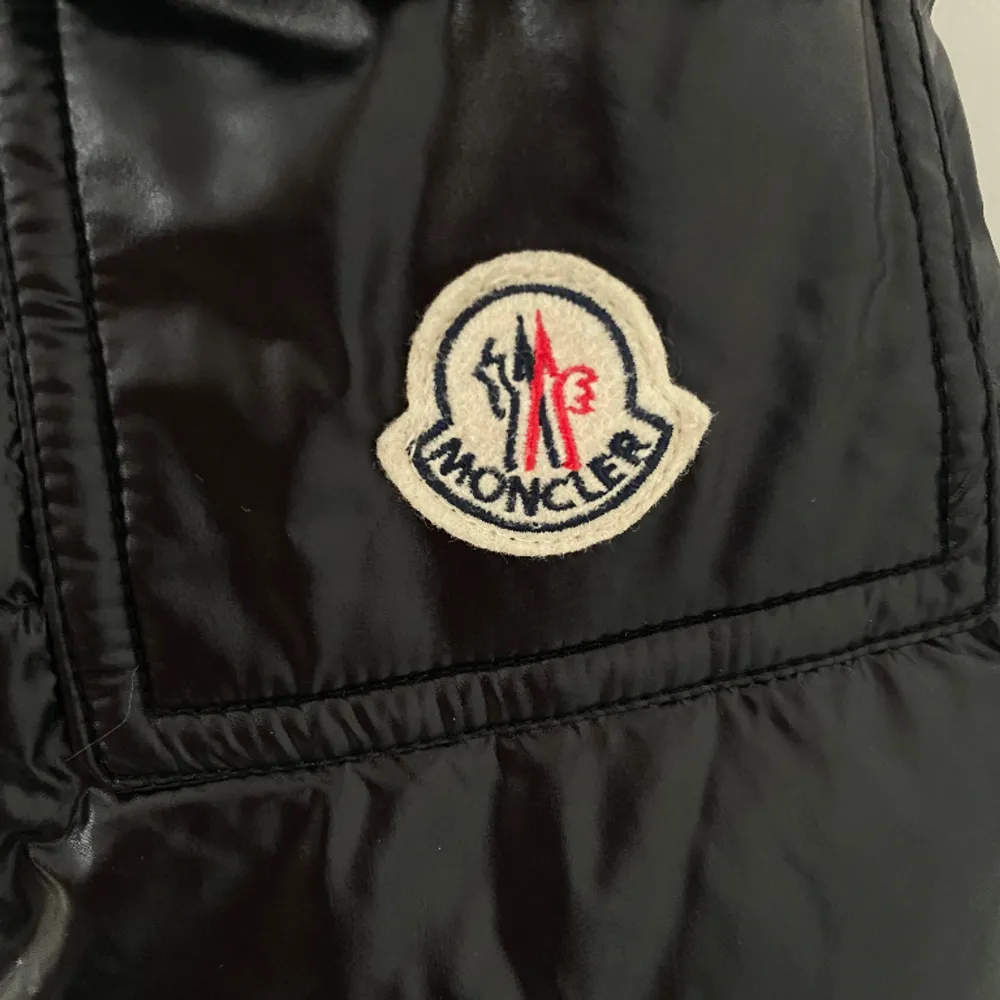 Hej, nu är de dags för mig att sälja min moncler jacka, köpt här på plick och är i storlek 1 som är ungefär S eller M, har fler bilder så det är bara att skriva om mer bilder. Gammal modell därav priset. Bra skick och inget kvitto. Jackor.