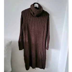 Stickad klänning  - Stickad klänning, mjuk och skön. Size S/M. Brun.