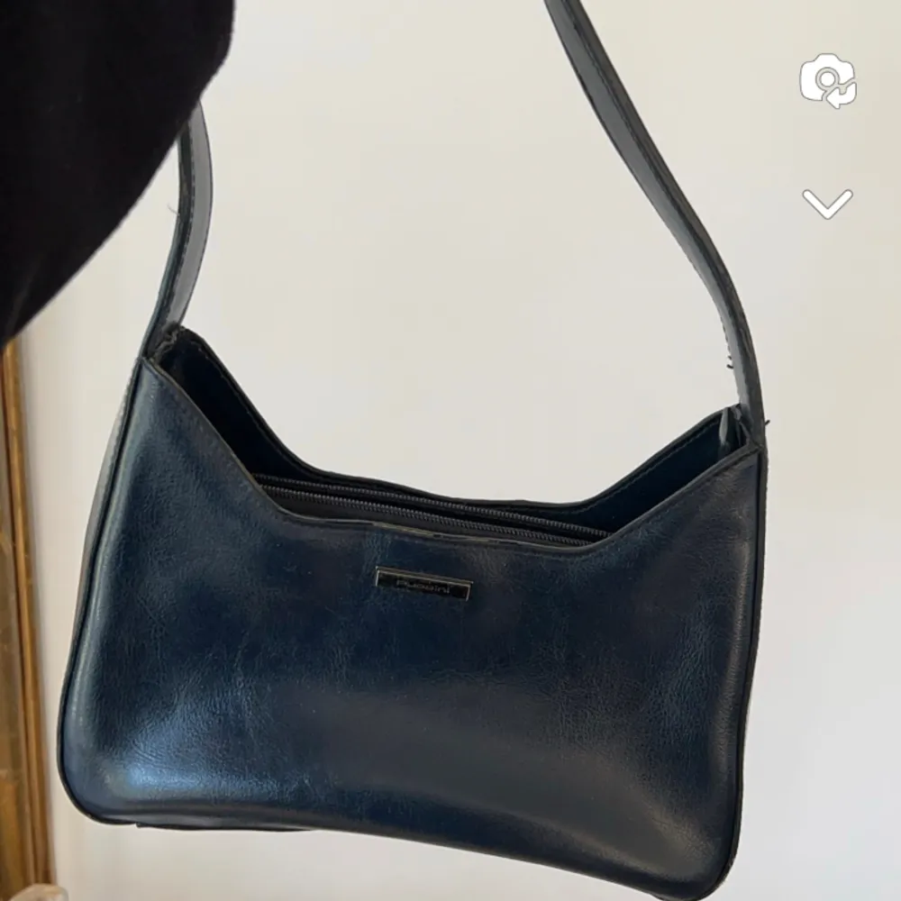 Liten mörkblå handväska , lite defekter förekommer men fint skick. . Väskor.