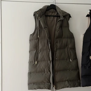 Grön längre väst  - Väst från Zara, med luva, aldrig använd. Storlek S