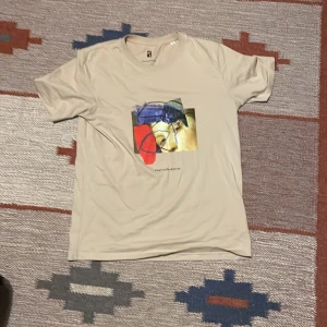 Poetic Collective t-shirt  - Beige Poetic collective t-shirt med tryck. 