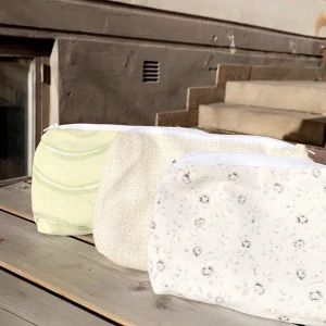 Necessär  - Skit söta necessär till sommaren! Den i mitten är den ända som är till salu just nu. Vi lägger ut fler så fort vi blir klara💗💗