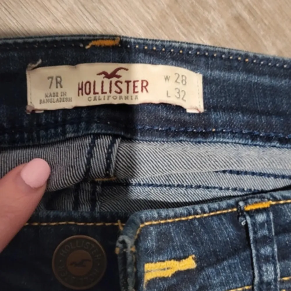 super fina lågmidjade hollister jeans med ett hål på knät. Jeans & Byxor.
