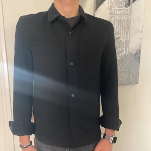 Overshirt  - Tja, säljer denna riktigt snygga overshirt i storlek S-M! Skicket är 9/10! Vid funderingar så är det bara att höra av sig// Shehabi  Priset kan diskuteras!