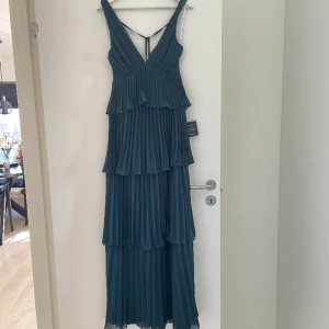 Otrolig balklänning från Lulus💚 - Ska sälja denna otroligt vackra långklänningen från Lulus💚testa en gång och alla lappar sitter kvar.  Pga komplicerat retursystem väljer jag att sälja den istället🤗 Nypris 1400kr