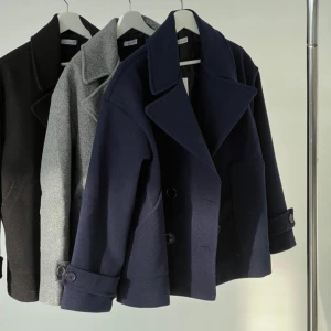 Kappa till våren🤍 - Säljer min fina kappa från DesignbySi som är perfekt nu till våren!! Säljer eftersom den inte kommer till användning, skriv för egna bilder (bilderna i annonsen är från hemsidan). Köpt för 757kr och är i nyskick❤️