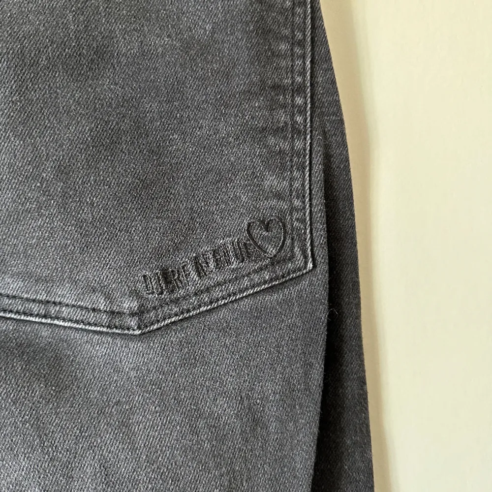 Raka jeans i en snygg urtvättad svart färg från djerf avenue. De är hyfsat stretchiga, hög midjade och är det perfekta paret att ha i garderoben. Sparsamt använda och i storleken är 28 tall (90cm innerben) 💕. Jeans & Byxor.