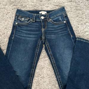 Säljer nu ett par lågmidjade Gina Young jeans i mörkblå. De är andvända ca 3-4 gånger. De är strl 146 och passar även om man är lite längre än det😊