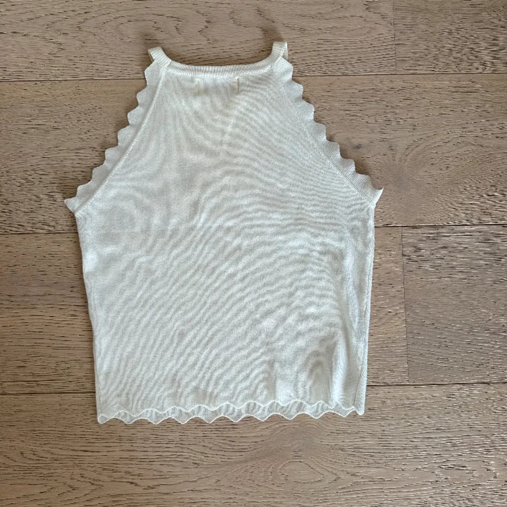 Säljer detta vita linne från Vintage Dressing i storlek S. Köpt på Raglady för 550 kr. Använd få fal gånger och säljs för den inte kommer till användning längre. Kan köpas nu och skriv för mer info! . Toppar.