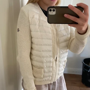 Moncler cardigan - Säljer min jätte snygga cardigan från moncler. Sparsamt använd och i mycket bra skick. Köpt från vestaire collective och är äkta. Stolek L men skulle säga att den passa S/M.