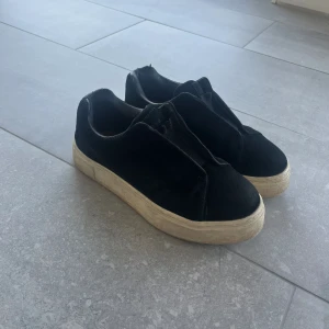 EYTYS skor - Hej! Säljer mina fina eytys skor, då jag har tröttnat lite (haft 3 par). Dom är i väldigt bra skick och köpte 2023. Dom är i storlek 40 men passar mig perfekt som har storlek 39!❤️ 