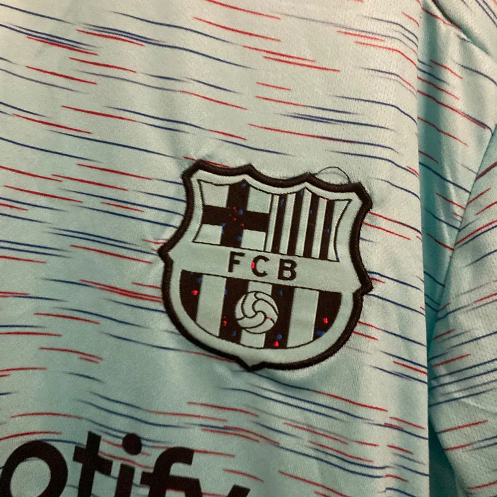 2023/2024 Barcelona tredje ställ som jag säljer. Nypris 190. T-shirts.