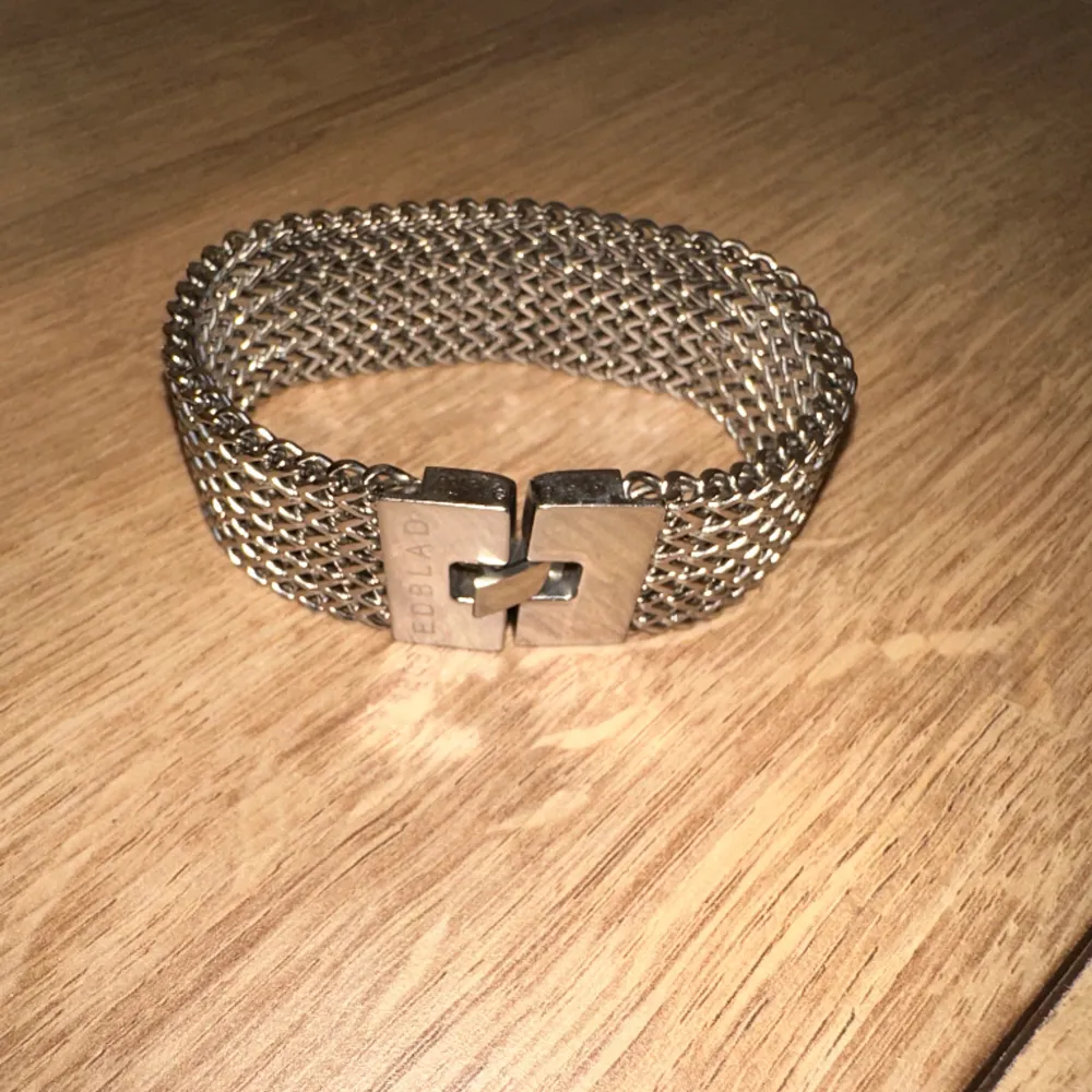 Silver armband från edblad Fint skick och endast använd två gånger Orginal pris-600. Accessoarer.