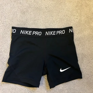 Tränings shorts - Dessa fina Nike PRO shorts i storlek xs. Säljer pga att dom är för små för mig. Jättebra skick!