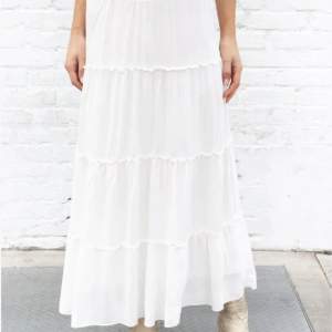 En sjukt fin och somrig vit lång kjol från brandy Melville. Använd ca 5-10 gånger och super bra skick! Originalpris: ca 400 kr