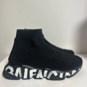 Balenciaga Speed Sneakers - Balenciaga Speed sneakers i storlek 38. Jättefint skick och sparsamt använda. Kvitto, skolåda, dustbag finns bland alla flyttkartonger, letas fram innan försäljning. Skorna finns i Malmö och det fungerar fint att prova skorna innan köpa på
