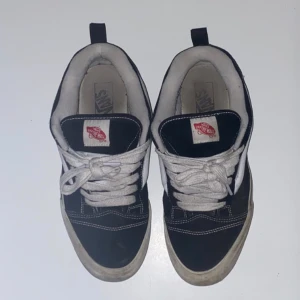 Vans knu skool 44,5 - Bra skick bara ganska smutsiga Kan tvätta de innan jag säljer  Storlek 44,5 men passar till 44 och 45 Nypris 999