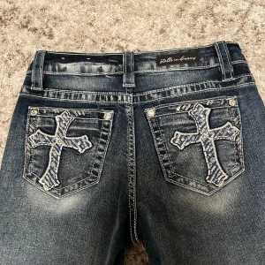 Stella dreams Jeans bootcut low rise  - Säljer mina super snygga low bootcut jeans från Stella dreams. Använda Max 2 gånger och köpte i USA. Vet ej om går att köpa i Sverige men väldigt unika. Ny skick och inga lösa trådar eller synliga skador. 