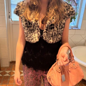 Leopard Bolero - Skitcool djurmönstrad bolero!  Storlek S.