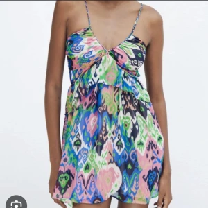 Klänning från Zara  - Säljer då jag inte får någon använding för den, tryck på köp nu om du är intresserad💕