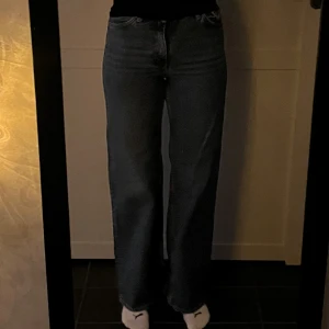 Högmidjade jeans från monki  - Mörkblå högmidjade vida jeans från Monki som är använda några enstaka gånger!💗Skriv för mer bilder