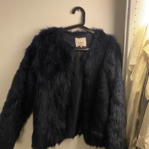 Pälsjacka - Pälsjacka köpt på Sellpy. Säljer då jag tyvärr inte får användning för den mer💞Storlek S 