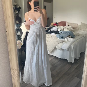 Långklänning  - Klänning som är köpt secondhand, aldrig använd med är däremot lite genomskinlig därav priset💞 Klänning är storlek M men sitter perfekt på mig som är xs/s, jag är ca 165 cm lång och klänningen går hela vägen ner på mig!💌