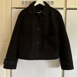 Kappa - Superfin kort kappa, perfekt nu till våren❣️Storlek S, fint skick. Skriv vid frågor, använd gärna ”köp nu”📦