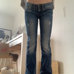 Låg midjade pepe jeans 💘 - Säljer dessa jätte fina pepe jeans med snygga detaljer köpta ifrån plick, passar någon runt 150-160 om inte lite längre. Pris går att diskuteras, hör av dig vid intresse!💕💕