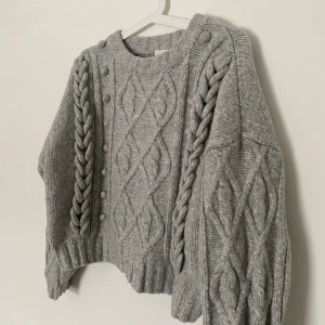 stickad tröja  - Väldigt fin, grå stickad tröja som är lite kortare☺️