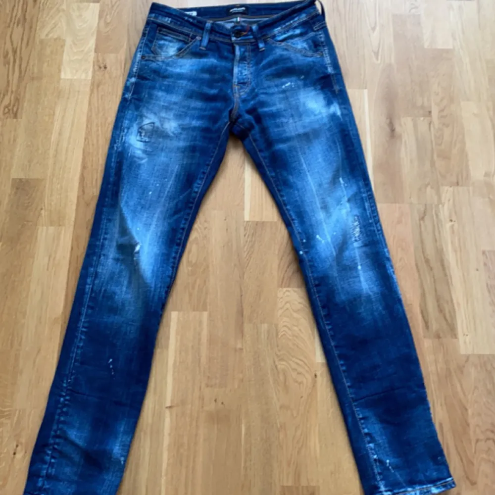 Snygga jeans ifrån jack and jones med snygga slitningar och detaljer, slimfit passform.. Jeans & Byxor.