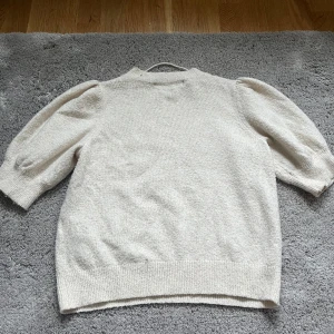 Stickad tröja från vero moda  - Jättefin stickad tröja och är i jättefint skick. Den är fortfarande len i matrialet och är andvänd endast 1 gång 