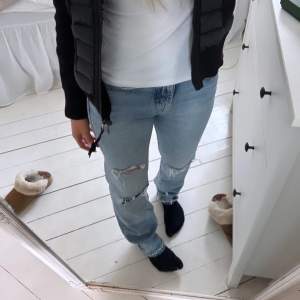 Zara straight jeans med hål 