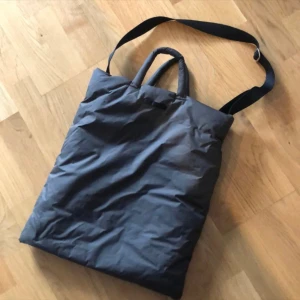 Our legacy tote bag - Pillow bag från our legacy. Smidig och praktisk. 