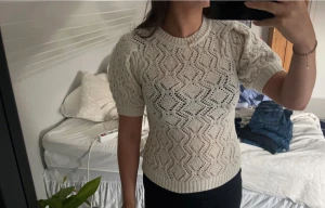 Zara kortärmad stickad  - Jätte fin kortärmad stickad ifrån zara i storlek. Bra använd men inga synliga defekter. 